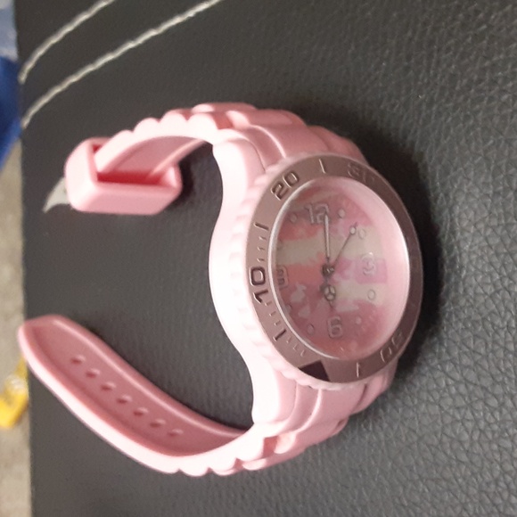 WOMANS PINK CAMOUFLAGE WATCH NRMINT CONDITION - Picture 2 of 7